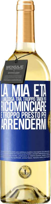 29,95 € Spedizione Gratuita | Vino bianco Edizione WHITE La mia età è qualcosa tra ... Troppo tardi per ricominciare e ... troppo presto per arrendermi Etichetta Blu. Etichetta personalizzabile Vino giovane Raccogliere 2024 Verdejo