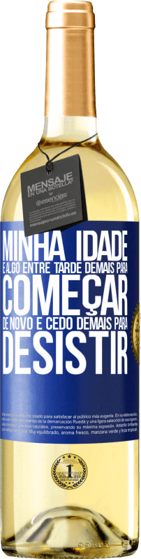 29,95 € Envio grátis | Vinho branco Edição WHITE Minha idade é algo entre ... Tarde demais para começar de novo e ... cedo demais para desistir Etiqueta Azul. Etiqueta personalizável Vinho jovem Colheita 2024 Verdejo