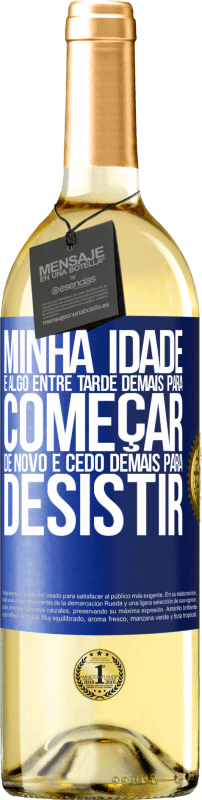 29,95 € Envio grátis | Vinho branco Edição WHITE Minha idade é algo entre ... Tarde demais para começar de novo e ... cedo demais para desistir Etiqueta Azul. Etiqueta personalizável Vinho jovem Colheita 2025 Verdejo