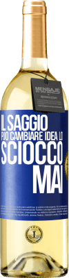 29,95 € Spedizione Gratuita | Vino bianco Edizione WHITE Il saggio può cambiare idea. Lo sciocco, mai Etichetta Blu. Etichetta personalizzabile Vino giovane Raccogliere 2023 Verdejo