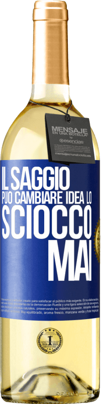 29,95 € Spedizione Gratuita | Vino bianco Edizione WHITE Il saggio può cambiare idea. Lo sciocco, mai Etichetta Blu. Etichetta personalizzabile Vino giovane Raccogliere 2024 Verdejo