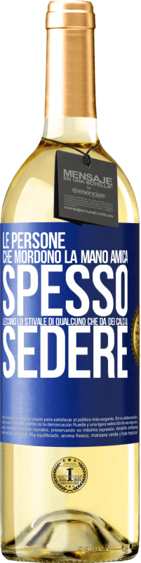 29,95 € Spedizione Gratuita | Vino bianco Edizione WHITE Le persone che mordono la mano amica, spesso leccano lo stivale di qualcuno che dà dei calci al sedere Etichetta Blu. Etichetta personalizzabile Vino giovane Raccogliere 2024 Verdejo