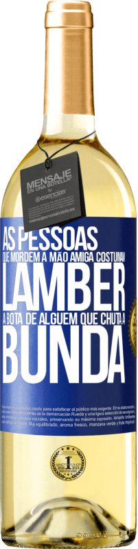 29,95 € Envio grátis | Vinho branco Edição WHITE As pessoas que mordem a mão amiga costumam lamber a bota de alguém que chuta a bunda Etiqueta Azul. Etiqueta personalizável Vinho jovem Colheita 2024 Verdejo