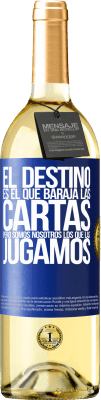 29,95 € Envío gratis | Vino Blanco Edición WHITE El destino es el que baraja las cartas, pero somos nosotros los que las jugamos Etiqueta Azul. Etiqueta personalizable Vino joven Cosecha 2023 Verdejo