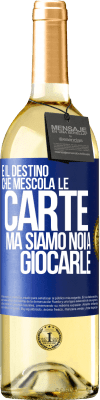 29,95 € Spedizione Gratuita | Vino bianco Edizione WHITE È il destino che mescola le carte, ma siamo noi a giocarle Etichetta Blu. Etichetta personalizzabile Vino giovane Raccogliere 2023 Verdejo