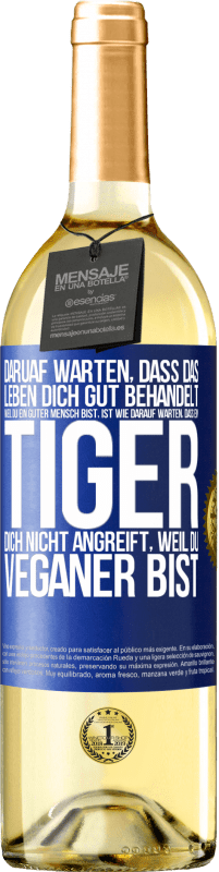 29,95 € Kostenloser Versand | Weißwein WHITE Ausgabe Daruaf warten, dass das Leben dich gut behandelt, weil du ein guter Mensch bist, ist wie darauf warten, dass ein Tiger dich nich Blaue Markierung. Anpassbares Etikett Junger Wein Ernte 2023 Verdejo