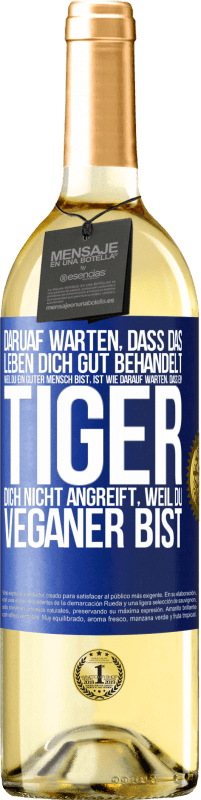 29,95 € Kostenloser Versand | Weißwein WHITE Ausgabe Daruaf warten, dass das Leben dich gut behandelt, weil du ein guter Mensch bist, ist wie darauf warten, dass ein Tiger dich nich Blaue Markierung. Anpassbares Etikett Junger Wein Ernte 2024 Verdejo