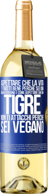 29,95 € Spedizione Gratuita | Vino bianco Edizione WHITE Aspettare che la vita ti tratti bene perché sei una brava persona è come aspettare che una tigre non ti attacchi perché sei Etichetta Blu. Etichetta personalizzabile Vino giovane Raccogliere 2024 Verdejo