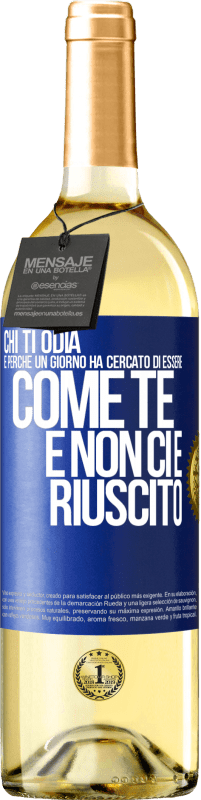 29,95 € Spedizione Gratuita | Vino bianco Edizione WHITE Chi ti odia è perché un giorno ha cercato di essere come te e non ci è riuscito Etichetta Blu. Etichetta personalizzabile Vino giovane Raccogliere 2024 Verdejo