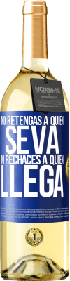 29,95 € Envío gratis | Vino Blanco Edición WHITE No retengas a quien se va, ni rechaces a quien llega Etiqueta Azul. Etiqueta personalizable Vino joven Cosecha 2024 Verdejo