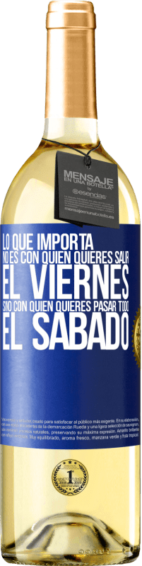 29,95 € Envío gratis | Vino Blanco Edición WHITE Lo que importa no es con quién quieres salir el viernes, sino con quién quieres pasar todo el sábado Etiqueta Azul. Etiqueta personalizable Vino joven Cosecha 2024 Verdejo