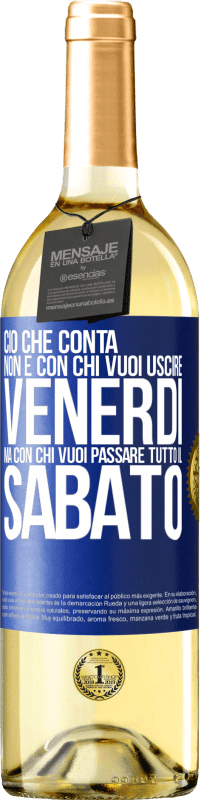 29,95 € Spedizione Gratuita | Vino bianco Edizione WHITE Ciò che conta non è con chi vuoi uscire venerdì, ma con chi vuoi passare tutto il sabato Etichetta Blu. Etichetta personalizzabile Vino giovane Raccogliere 2024 Verdejo