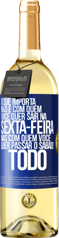 29,95 € Envio grátis | Vinho branco Edição WHITE O que importa não é com quem você quer sair na sexta-feira, mas com quem você quer passar o sábado todo Etiqueta Azul. Etiqueta personalizável Vinho jovem Colheita 2024 Verdejo