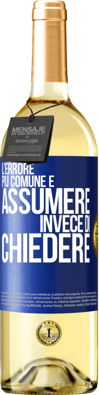 29,95 € Spedizione Gratuita | Vino bianco Edizione WHITE L'errore più comune è assumere invece di chiedere Etichetta Blu. Etichetta personalizzabile Vino giovane Raccogliere 2024 Verdejo