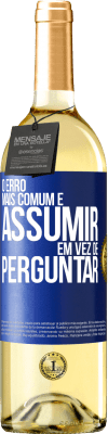 29,95 € Envio grátis | Vinho branco Edição WHITE O erro mais comum é assumir, em vez de perguntar Etiqueta Azul. Etiqueta personalizável Vinho jovem Colheita 2023 Verdejo