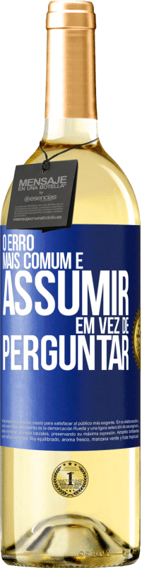 29,95 € Envio grátis | Vinho branco Edição WHITE O erro mais comum é assumir, em vez de perguntar Etiqueta Azul. Etiqueta personalizável Vinho jovem Colheita 2024 Verdejo