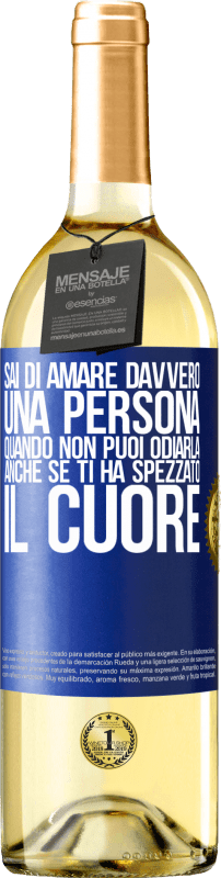 29,95 € Spedizione Gratuita | Vino bianco Edizione WHITE Sai di amare davvero una persona quando non puoi odiarla, anche se ti ha spezzato il cuore Etichetta Blu. Etichetta personalizzabile Vino giovane Raccogliere 2024 Verdejo