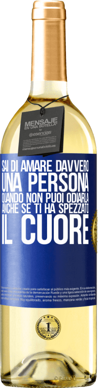 29,95 € Spedizione Gratuita | Vino bianco Edizione WHITE Sai di amare davvero una persona quando non puoi odiarla, anche se ti ha spezzato il cuore Etichetta Blu. Etichetta personalizzabile Vino giovane Raccogliere 2025 Verdejo