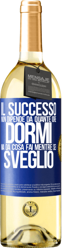 29,95 € Spedizione Gratuita | Vino bianco Edizione WHITE Il successo non dipende da quante ore dormi, ma da cosa fai mentre sei sveglio Etichetta Blu. Etichetta personalizzabile Vino giovane Raccogliere 2024 Verdejo