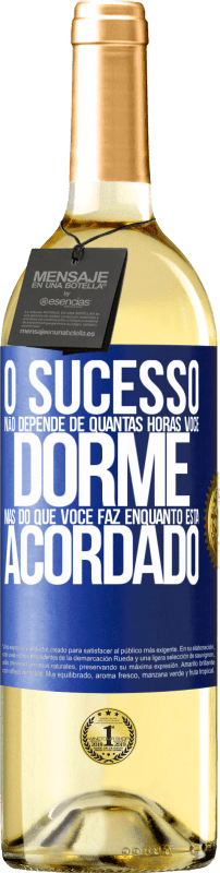 29,95 € Envio grátis | Vinho branco Edição WHITE O sucesso não depende de quantas horas você dorme, mas do que você faz enquanto está acordado Etiqueta Azul. Etiqueta personalizável Vinho jovem Colheita 2024 Verdejo