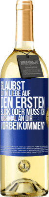 29,95 € Kostenloser Versand | Weißwein WHITE Ausgabe Glaubst du in Liebe auf den ersten Blick oder muss ich nochmal an dir vorbeikommen? Blaue Markierung. Anpassbares Etikett Junger Wein Ernte 2024 Verdejo