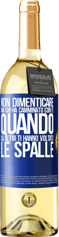 29,95 € Spedizione Gratuita | Vino bianco Edizione WHITE Non dimenticare mai chi ha camminato con te quando gli altri ti hanno voltato le spalle Etichetta Blu. Etichetta personalizzabile Vino giovane Raccogliere 2024 Verdejo