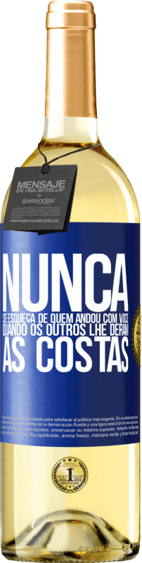 29,95 € Envio grátis | Vinho branco Edição WHITE Nunca se esqueça de quem andou com você quando os outros lhe deram as costas Etiqueta Azul. Etiqueta personalizável Vinho jovem Colheita 2024 Verdejo