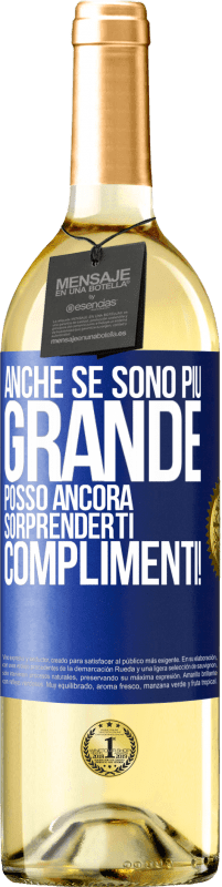 29,95 € Spedizione Gratuita | Vino bianco Edizione WHITE Anche se sono più grande, posso ancora sorprenderti. Complimenti! Etichetta Blu. Etichetta personalizzabile Vino giovane Raccogliere 2024 Verdejo