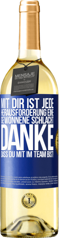 29,95 € Kostenloser Versand | Weißwein WHITE Ausgabe Mit dir ist jede Herausforderung eine gewonnene Schlacht. Danke, dass du mit im Team bist! Blaue Markierung. Anpassbares Etikett Junger Wein Ernte 2024 Verdejo