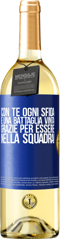 29,95 € Spedizione Gratuita | Vino bianco Edizione WHITE Con te ogni sfida è una battaglia vinta. Grazie per essere nella squadra! Etichetta Blu. Etichetta personalizzabile Vino giovane Raccogliere 2024 Verdejo