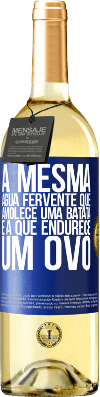 29,95 € Envio grátis | Vinho branco Edição WHITE A mesma água fervente que amolece uma batata é a que endurece um ovo Etiqueta Azul. Etiqueta personalizável Vinho jovem Colheita 2024 Verdejo