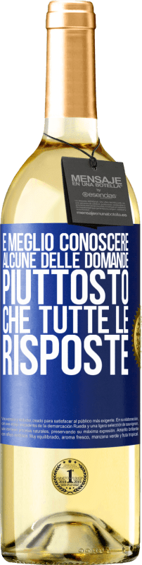 29,95 € Spedizione Gratuita | Vino bianco Edizione WHITE È meglio conoscere alcune delle domande piuttosto che tutte le risposte Etichetta Blu. Etichetta personalizzabile Vino giovane Raccogliere 2024 Verdejo