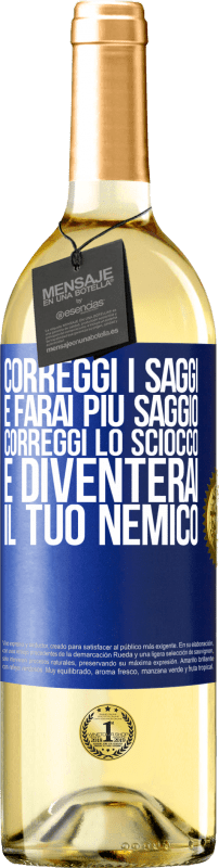 29,95 € Spedizione Gratuita | Vino bianco Edizione WHITE Correggi i saggi e farai più saggio, correggi lo sciocco e diventerai il tuo nemico Etichetta Blu. Etichetta personalizzabile Vino giovane Raccogliere 2025 Verdejo