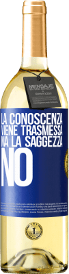 29,95 € Spedizione Gratuita | Vino bianco Edizione WHITE La conoscenza viene trasmessa, ma la saggezza no Etichetta Blu. Etichetta personalizzabile Vino giovane Raccogliere 2023 Verdejo