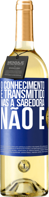 29,95 € Envio grátis | Vinho branco Edição WHITE O conhecimento é transmitido, mas a sabedoria não é Etiqueta Azul. Etiqueta personalizável Vinho jovem Colheita 2024 Verdejo