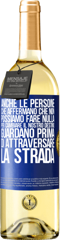 29,95 € Spedizione Gratuita | Vino bianco Edizione WHITE Anche le persone che affermano che non possiamo fare nulla per cambiare il nostro destino, guardano prima di attraversare la Etichetta Blu. Etichetta personalizzabile Vino giovane Raccogliere 2024 Verdejo