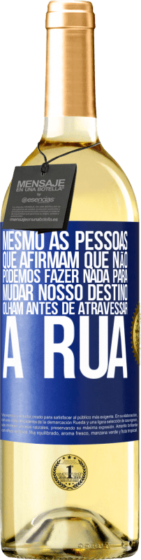 29,95 € Envio grátis | Vinho branco Edição WHITE Mesmo as pessoas que afirmam que não podemos fazer nada para mudar nosso destino, olham antes de atravessar a rua Etiqueta Azul. Etiqueta personalizável Vinho jovem Colheita 2024 Verdejo