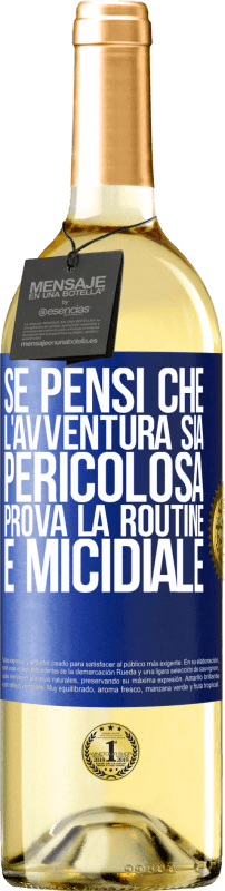 29,95 € Spedizione Gratuita | Vino bianco Edizione WHITE Se pensi che l'avventura sia pericolosa, prova la routine. È micidiale Etichetta Blu. Etichetta personalizzabile Vino giovane Raccogliere 2024 Verdejo