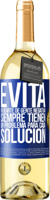 29,95 € Envío gratis | Vino Blanco Edición WHITE Evita rodearte de gente negativa. Siempre tienen un problema para cada solución Etiqueta Azul. Etiqueta personalizable Vino joven Cosecha 2024 Verdejo