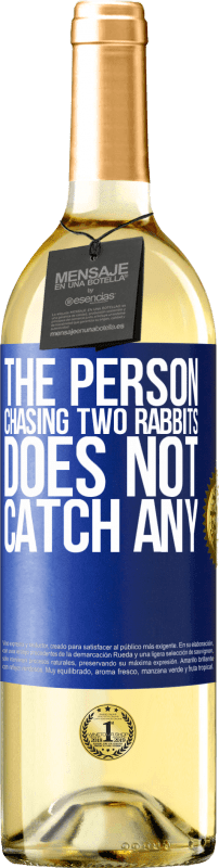 29,95 € Бесплатная доставка | Белое вино Издание WHITE Человек, преследующий двух кроликов, не ловит ни одного Синяя метка. Настраиваемая этикетка Молодое вино Урожай 2023 Verdejo