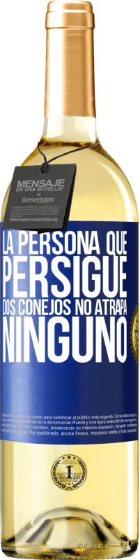 29,95 € Envío gratis | Vino Blanco Edición WHITE La persona que persigue dos conejos no atrapa ninguno Etiqueta Azul. Etiqueta personalizable Vino joven Cosecha 2024 Verdejo