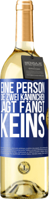 29,95 € Kostenloser Versand | Weißwein WHITE Ausgabe Eine Person, die zwei Kaninchen jagt, fängt keins Blaue Markierung. Anpassbares Etikett Junger Wein Ernte 2024 Verdejo