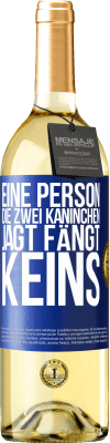 29,95 € Kostenloser Versand | Weißwein WHITE Ausgabe Eine Person, die zwei Kaninchen jagt, fängt keins Blaue Markierung. Anpassbares Etikett Junger Wein Ernte 2025 Verdejo