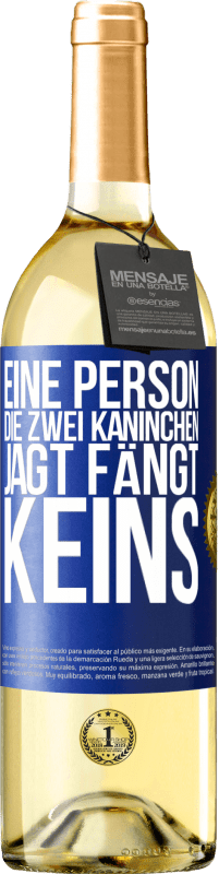 29,95 € Kostenloser Versand | Weißwein WHITE Ausgabe Eine Person, die zwei Kaninchen jagt, fängt keins Blaue Markierung. Anpassbares Etikett Junger Wein Ernte 2024 Verdejo