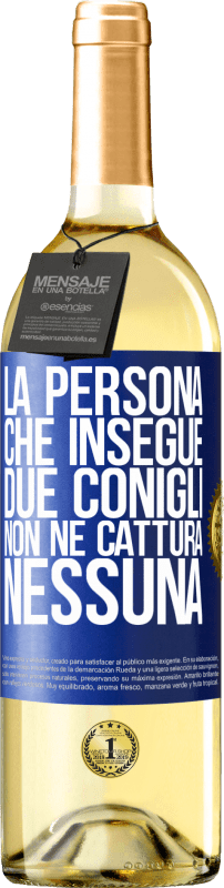 29,95 € Spedizione Gratuita | Vino bianco Edizione WHITE La persona che insegue due conigli non ne cattura nessuna Etichetta Blu. Etichetta personalizzabile Vino giovane Raccogliere 2024 Verdejo