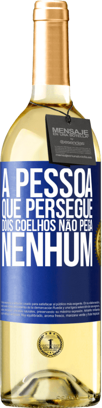 29,95 € Envio grátis | Vinho branco Edição WHITE A pessoa que persegue dois coelhos não pega nenhum Etiqueta Azul. Etiqueta personalizável Vinho jovem Colheita 2024 Verdejo