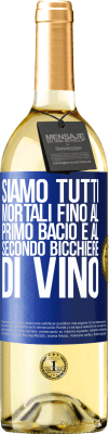 29,95 € Spedizione Gratuita | Vino bianco Edizione WHITE Siamo tutti mortali fino al primo bacio e al secondo bicchiere di vino Etichetta Blu. Etichetta personalizzabile Vino giovane Raccogliere 2024 Verdejo