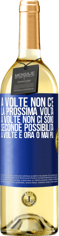 29,95 € Spedizione Gratuita | Vino bianco Edizione WHITE A volte non c'è la prossima volta. A volte non ci sono seconde possibilità. A volte è ora o mai più Etichetta Blu. Etichetta personalizzabile Vino giovane Raccogliere 2023 Verdejo