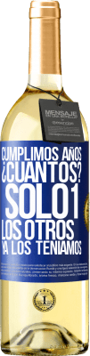 29,95 € Envío gratis | Vino Blanco Edición WHITE Cumplimos años. ¿Cuantos? sólo 1. Los otros ya los teníamos Etiqueta Azul. Etiqueta personalizable Vino joven Cosecha 2024 Verdejo