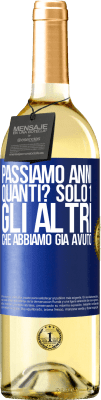 29,95 € Spedizione Gratuita | Vino bianco Edizione WHITE Passiamo anni. Quanti? solo 1. Gli altri che abbiamo già avuto Etichetta Blu. Etichetta personalizzabile Vino giovane Raccogliere 2023 Verdejo